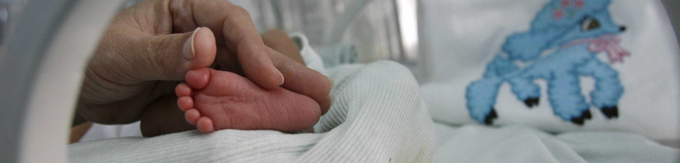 Bebé lançado no esgoto pela mãe resgatado com vida