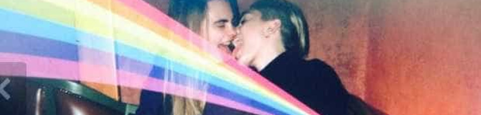 Miley Cyrus e Cara Delevigne dão beijo na boca