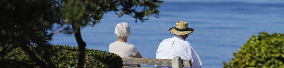 São idosos, têm pensões baixas e ainda cuidam de pais centenários