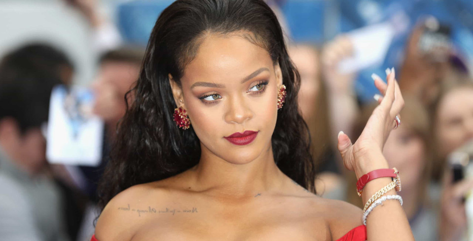 Rihanna 'incendeia' redes sociais ao desfilar em biquíni