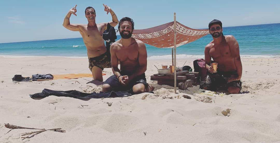 José Fidalgo diverte-se na praia com amigos