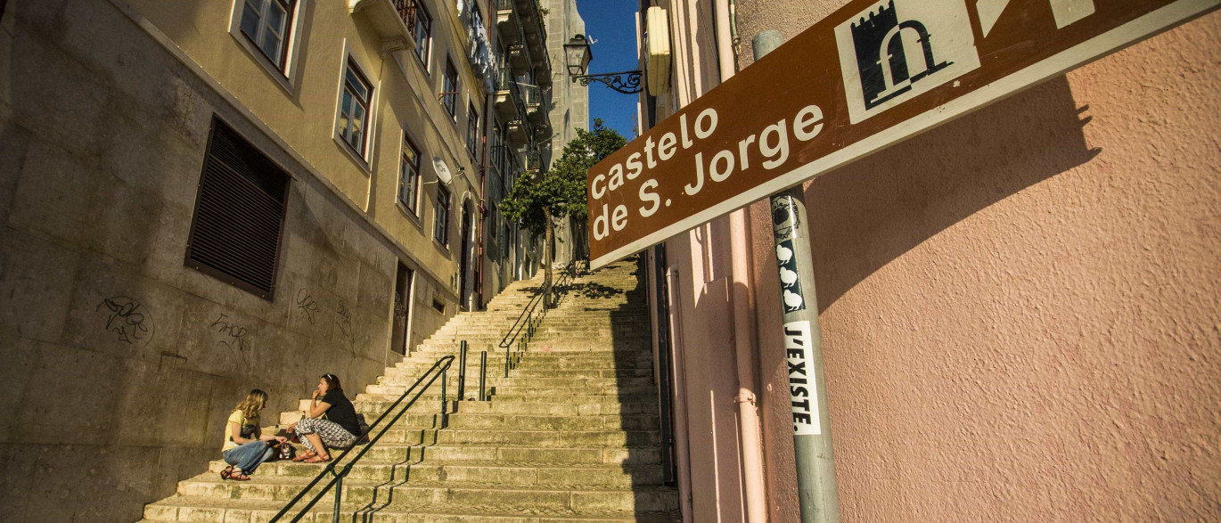 Pedem-se alternativas ao estacionamento no Castelo de São Jorge - Notícias ao Minuto (liberação de imprensa)