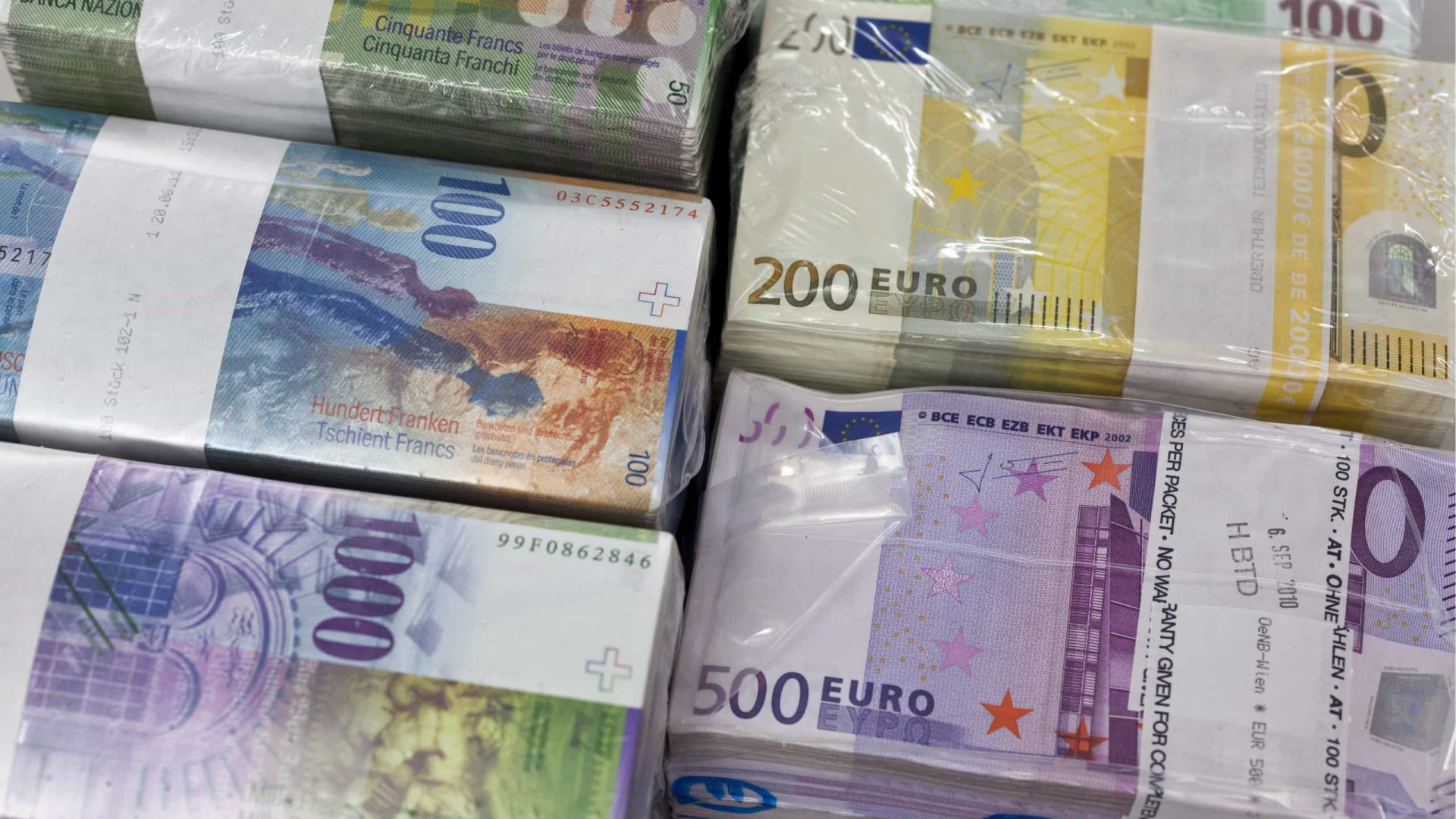 Polícia italiana apreende 28 milhões falsos e faz 13 detenções