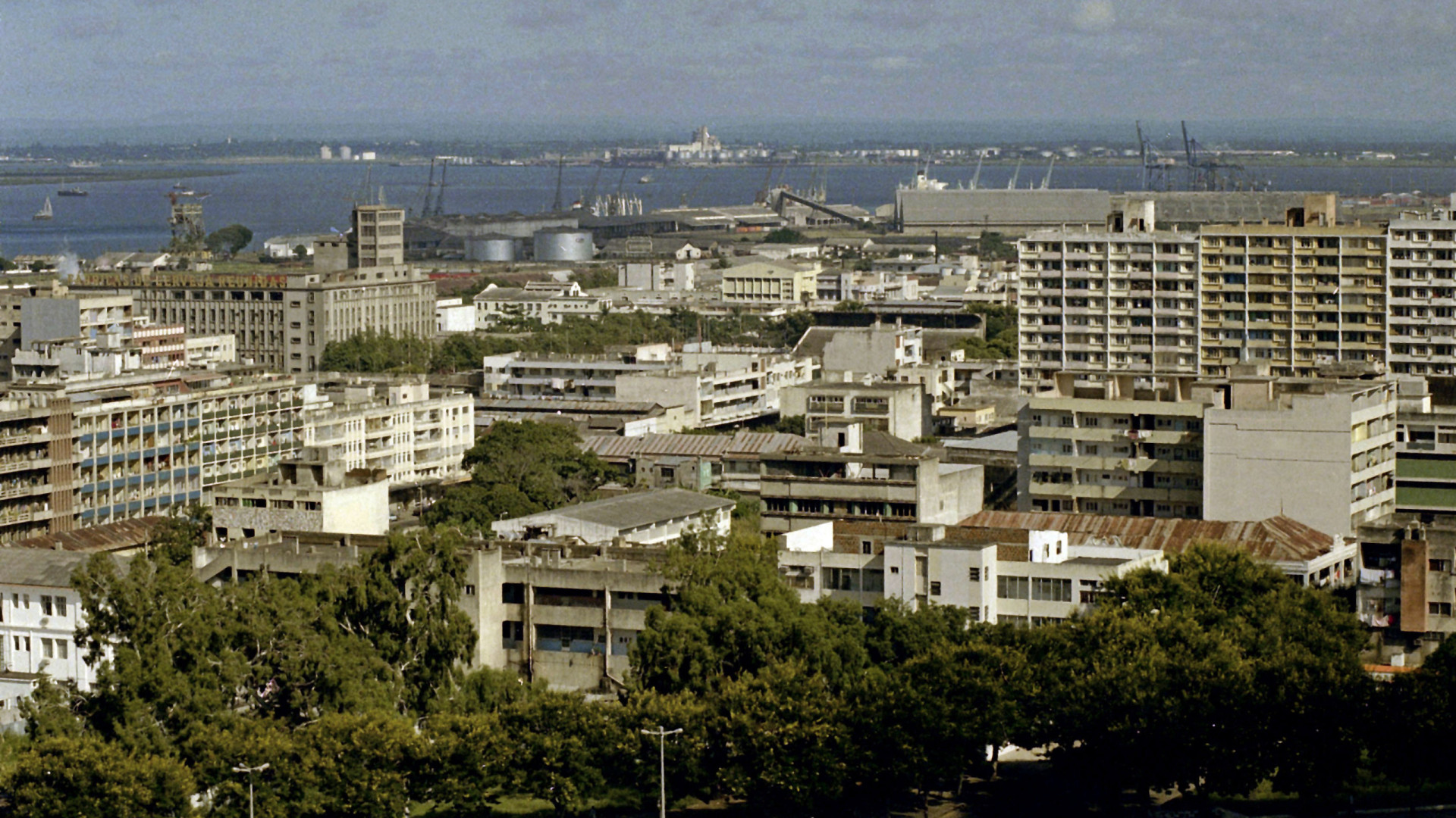 Incêndio provoca avultados prejuízos em armazéns na baixa de Maputo
