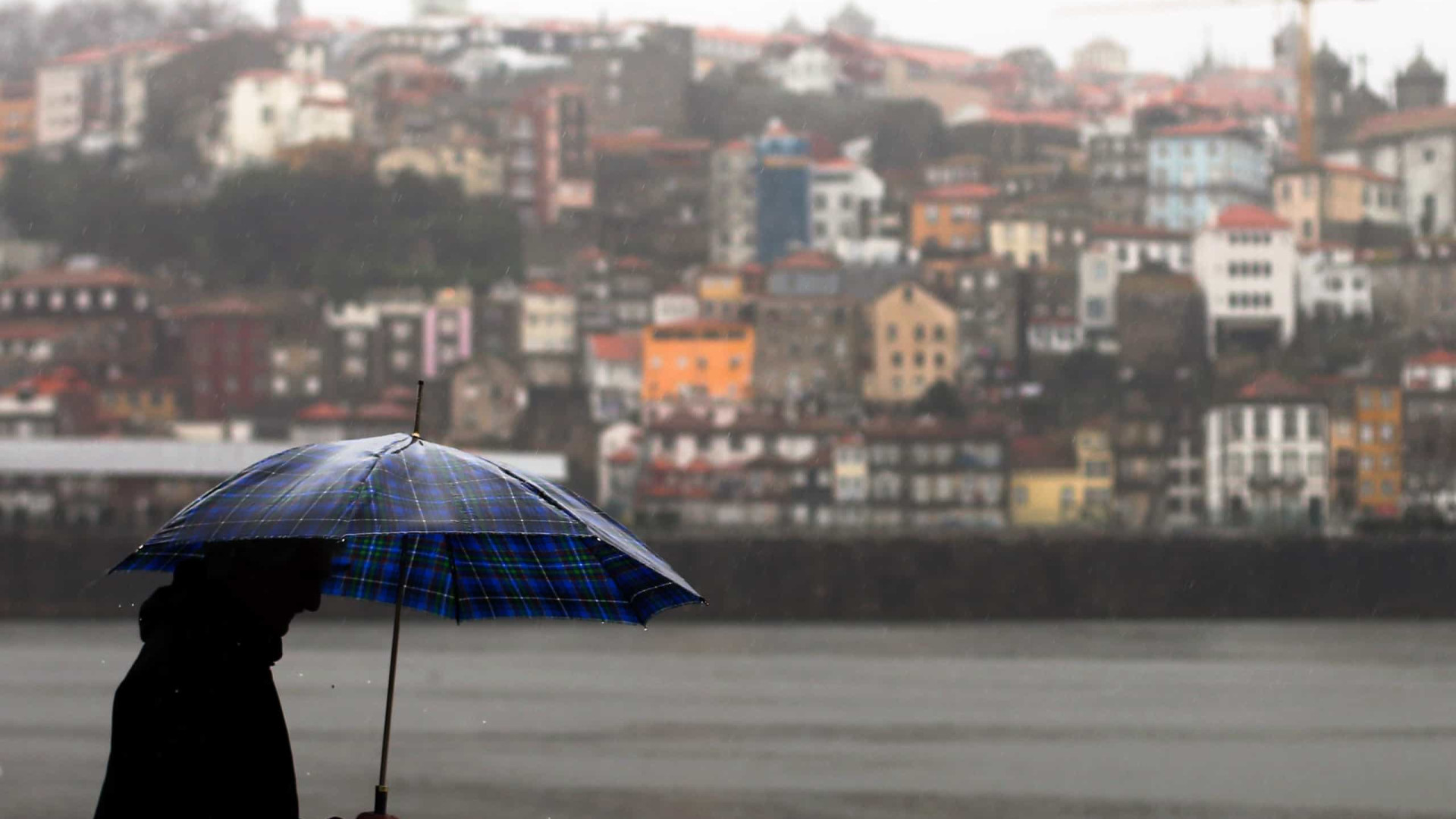 Chuva provocou inundações em habitações e na via pública no Grande Porto