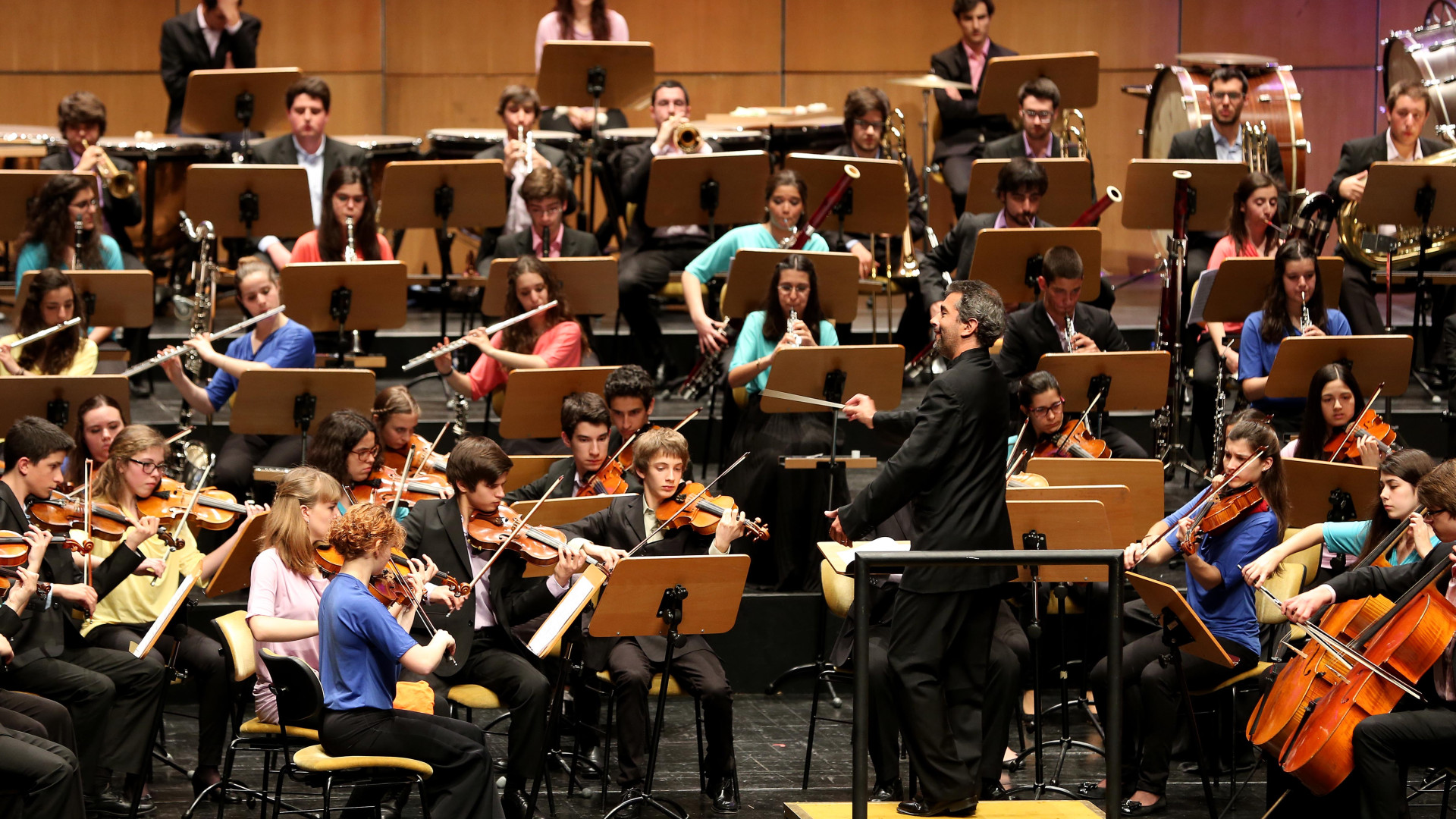 Maestro Cesário Costa dirige a Orquestra Sinfónica do Theatro Paz