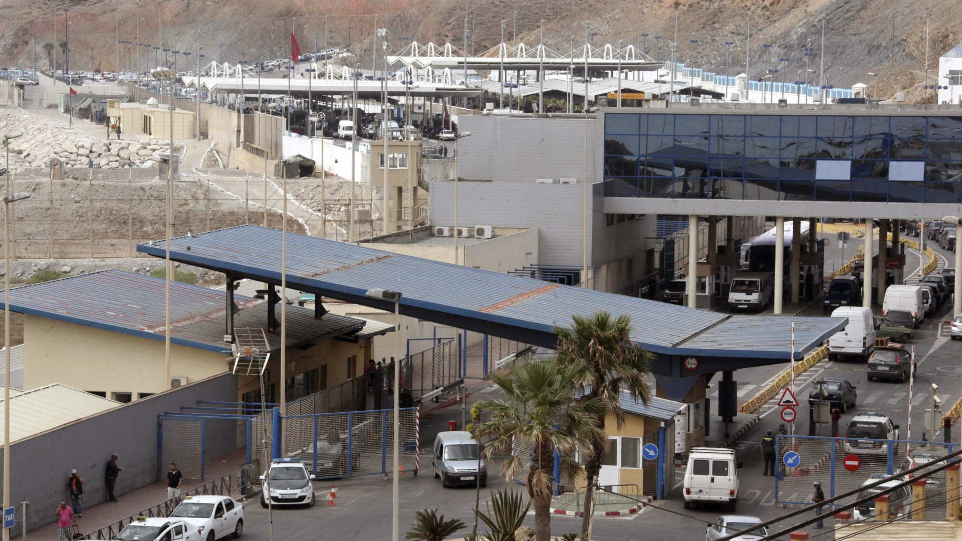Cerca de 200 migrantes passam posto fronteiriço de Ceuta a correr