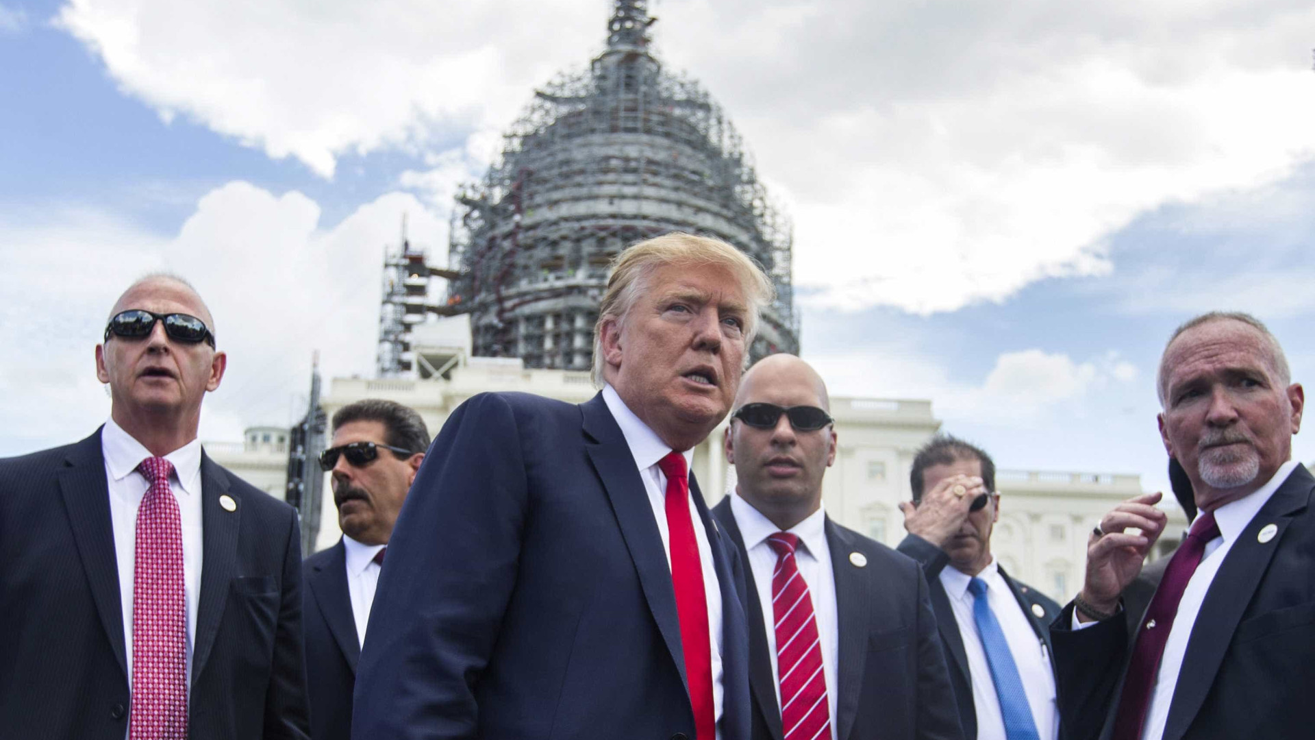 Trump mantém acordo com Irão, mas ameaça com novas sanções