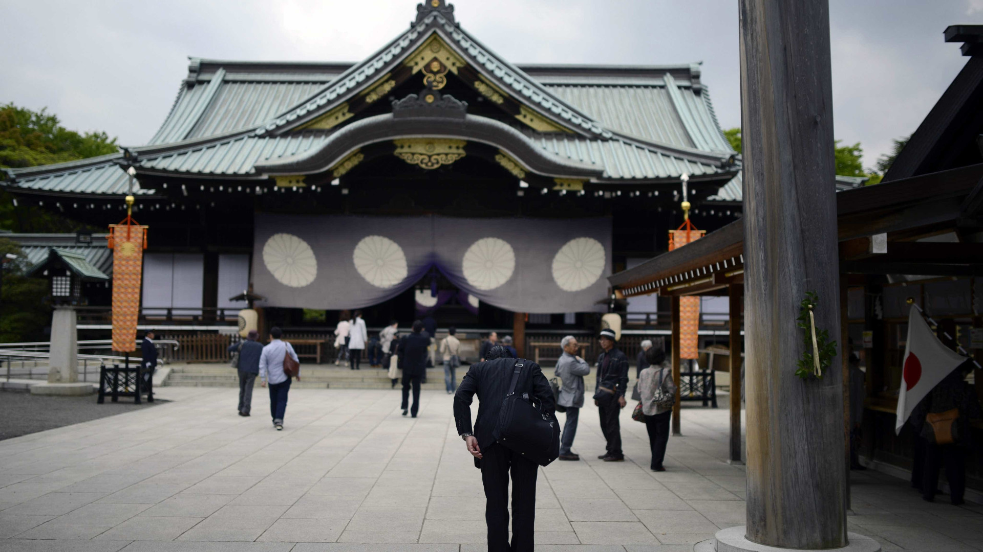 Dezenas de deputados japoneses visitam controverso santuário Yasukuni
