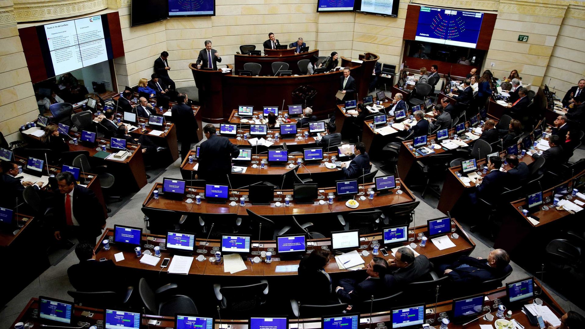 Senado colombiano aprova novo acordo de paz com as FARC