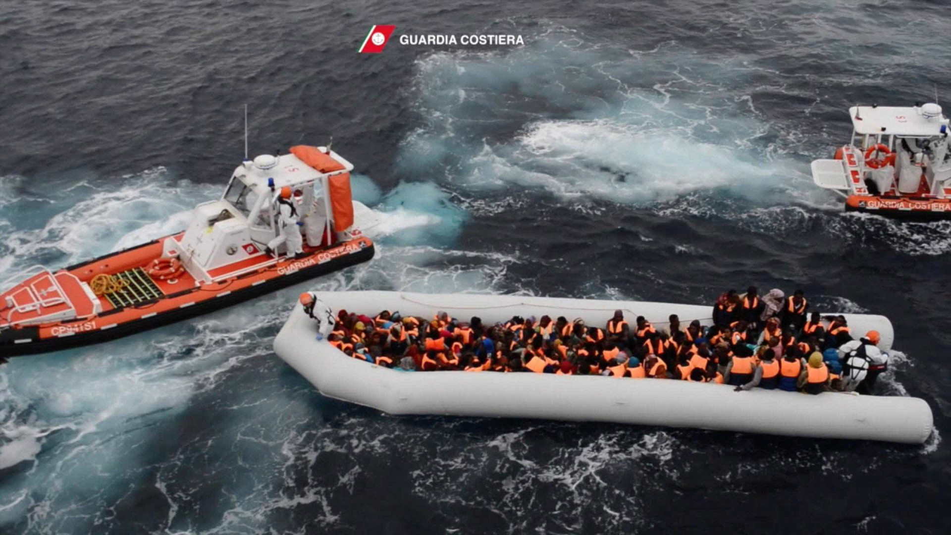 Mais de cinco mil migrantes resgatados do Mediterrâneo desde domingo