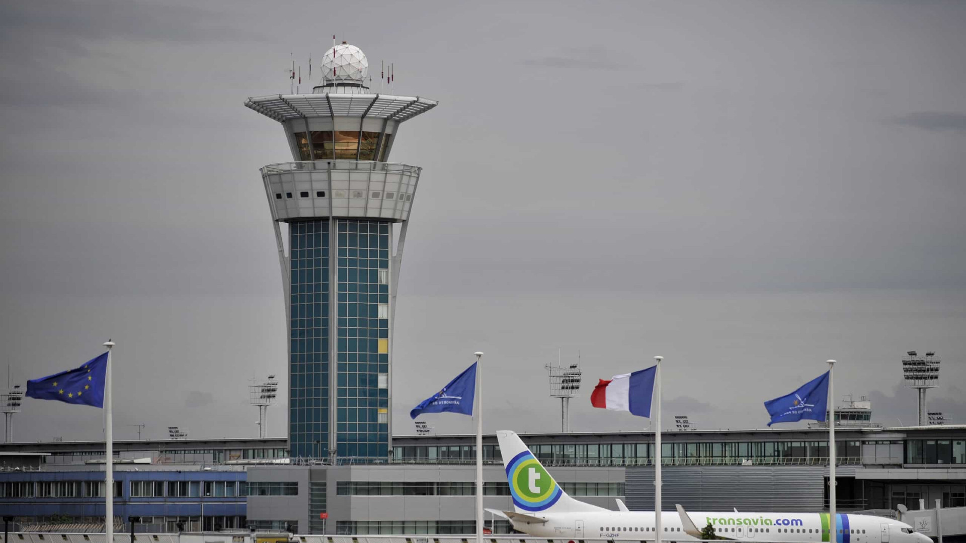 Mais de 200 voos cancelados devido a novo nevão em Paris