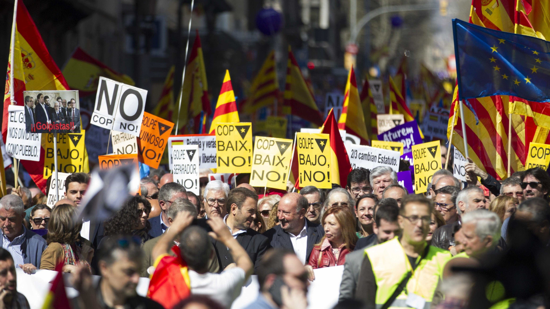 Marcha na Catalunha contra "golpe separatista" com milhares de pessoas