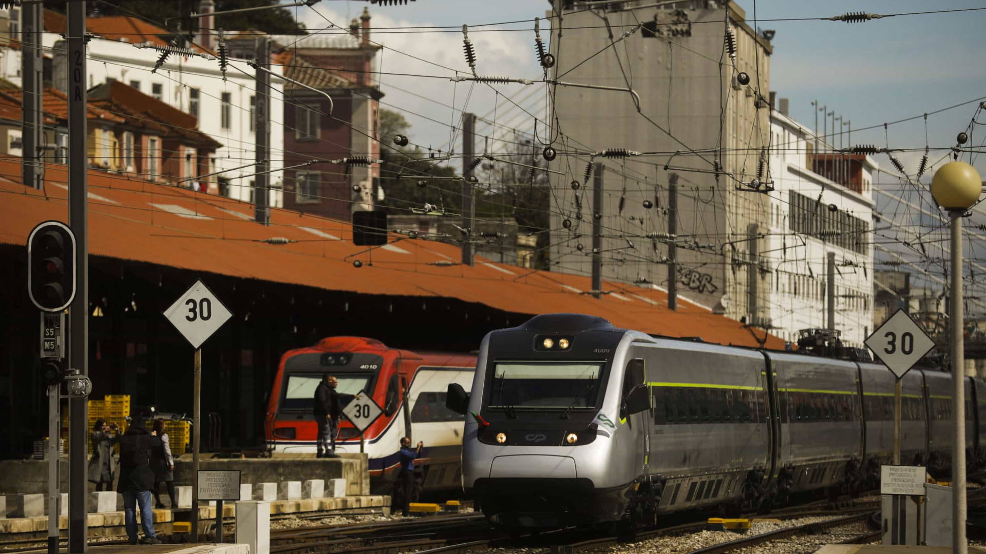 Trabalhadores que fazem manutenção dos Alfa Pendular iniciam hoje greve