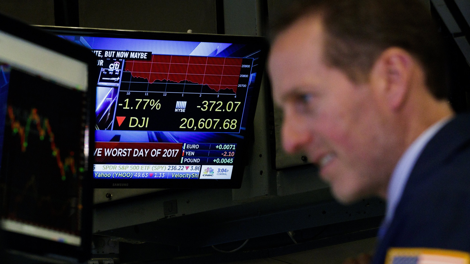 Wall Street fecha em baixa arrastada por taxas de juro e incerteza