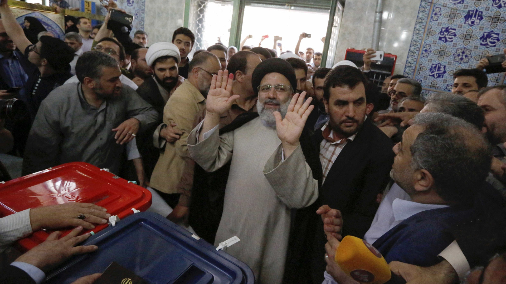 Votação nas presidências iranianas prolongada por mais quatro horas