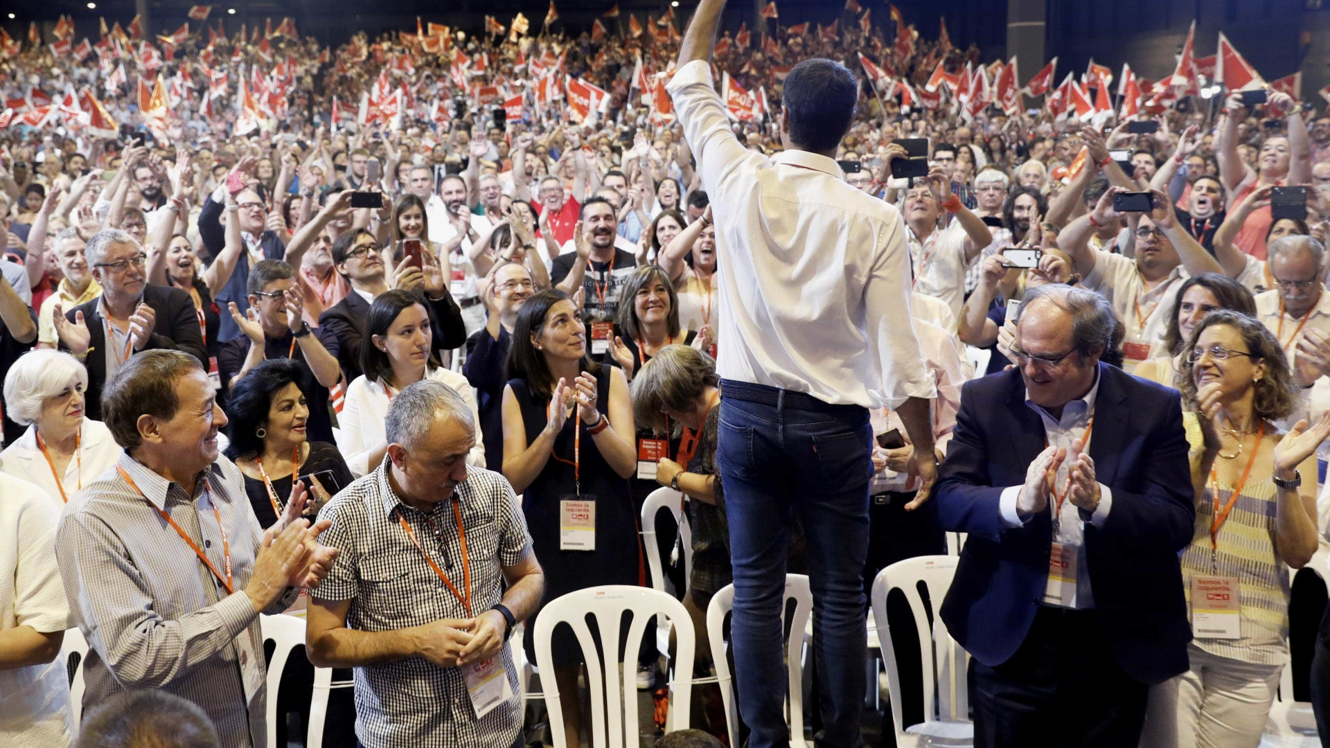 Pedro Sánchez afasta barões da direção do PSOE e quer ser alternativa