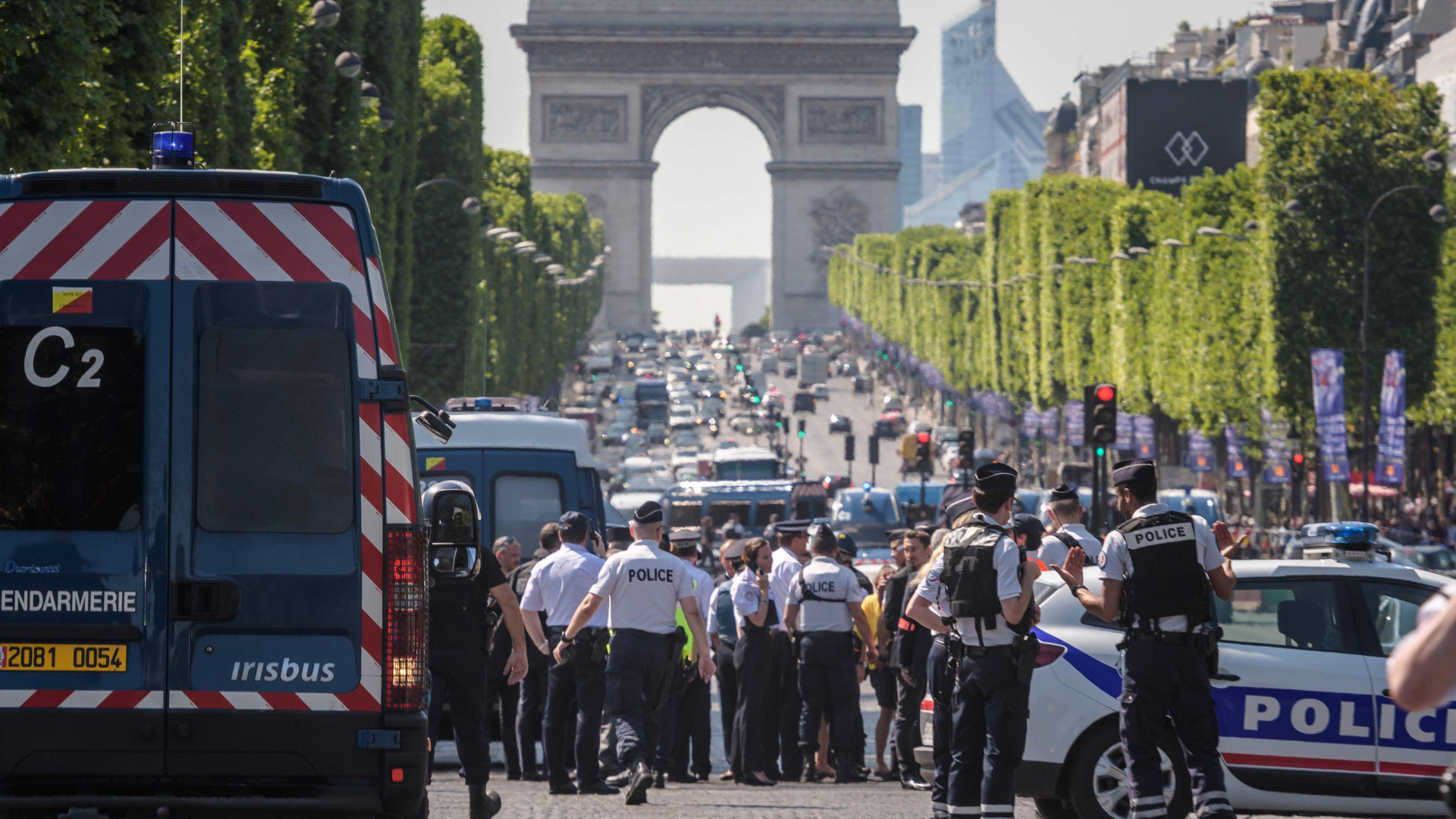 Operação policial em curso nos Campos Elísios, em Paris