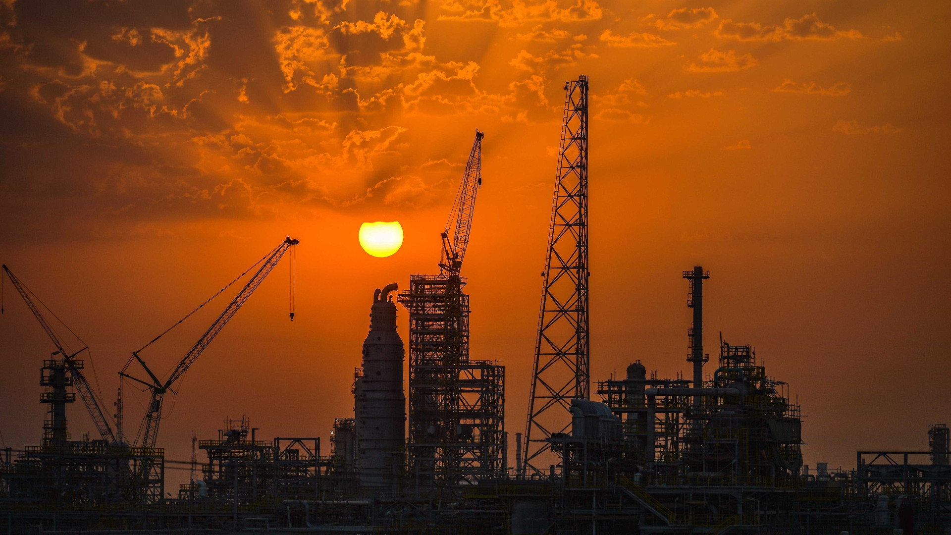 Koweit tenta conter derrame de petróleo na sua costa sul