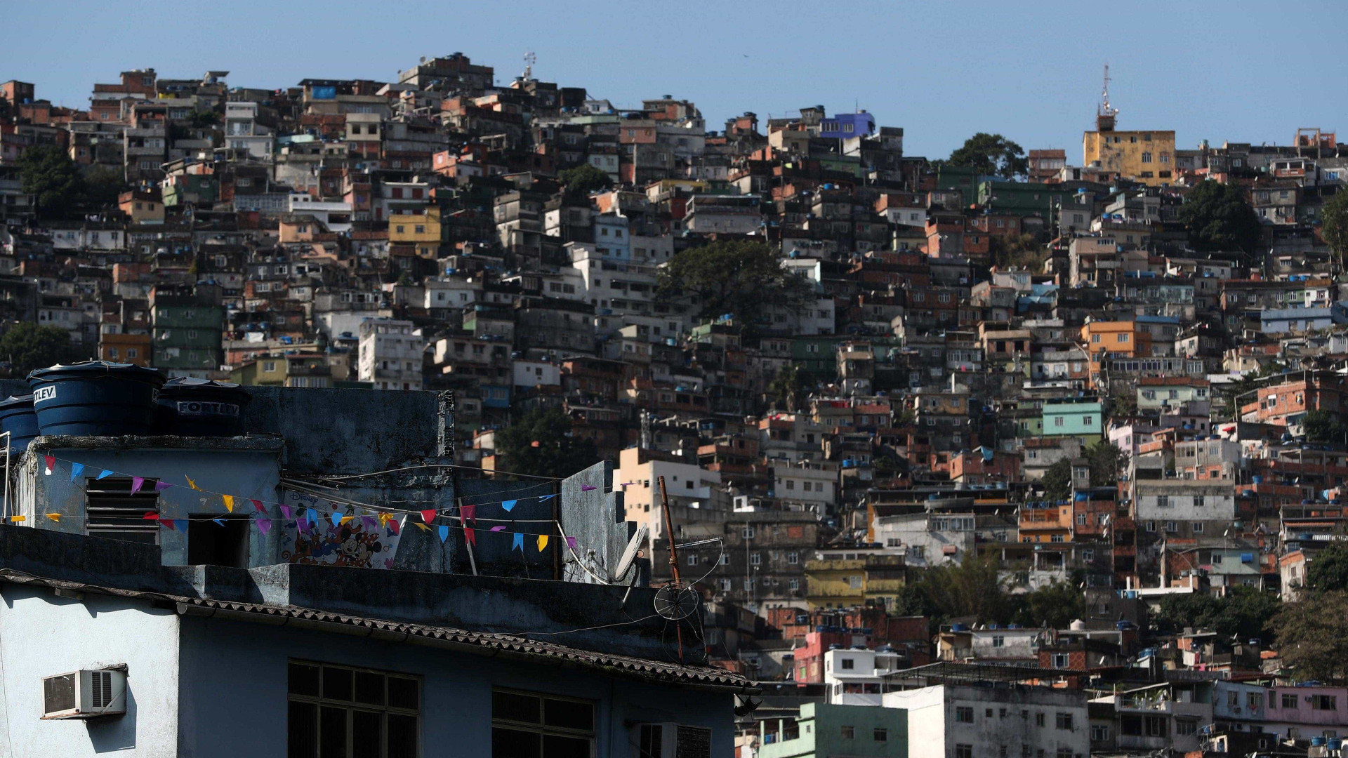 Forças armadas anunciam cerco a favela da Rocinha no Rio de Janeiro