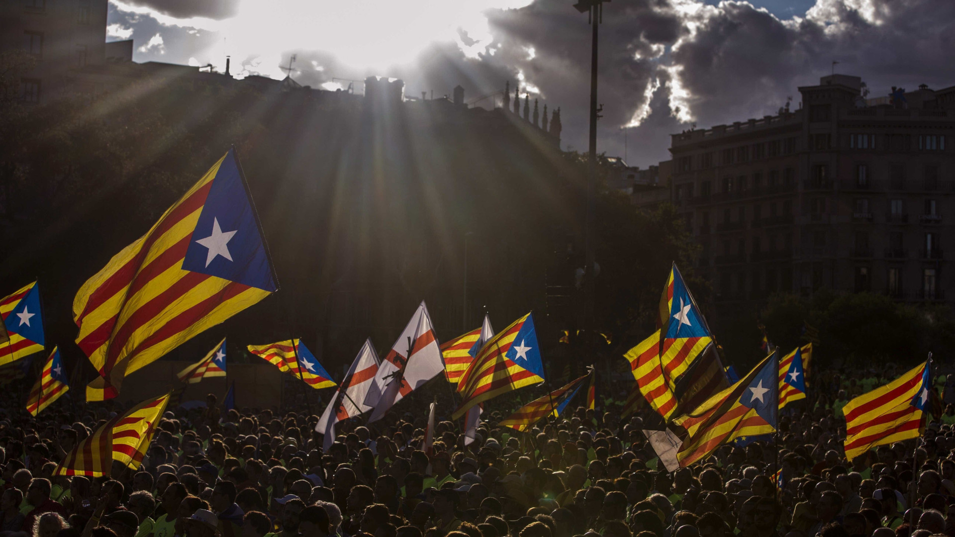 Catalunha acusa Madrid de aplicar artigo 155 "pela porta das traseiras"