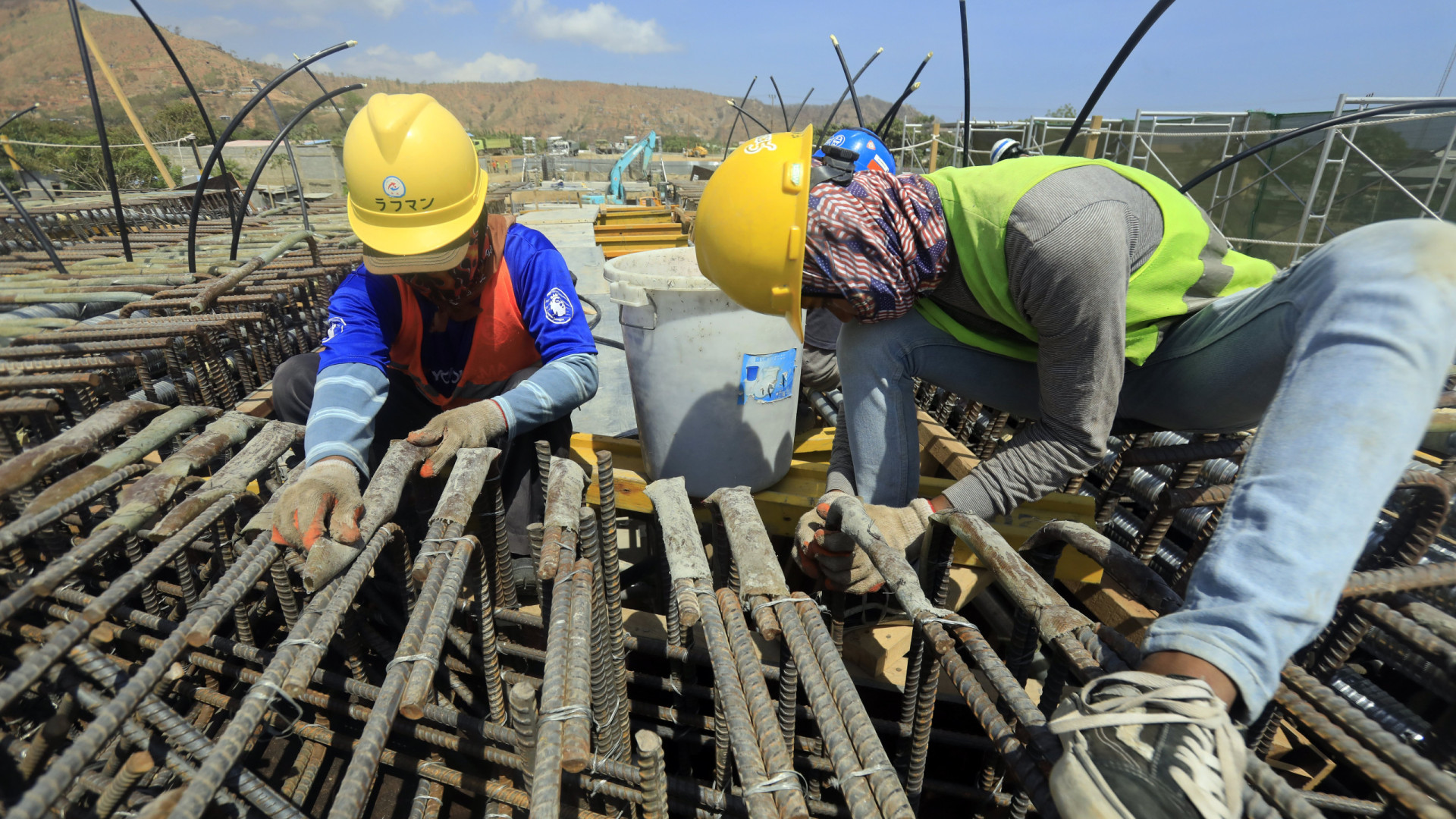 Governo diz continuar a investir em obras públicas, setor está preocupado