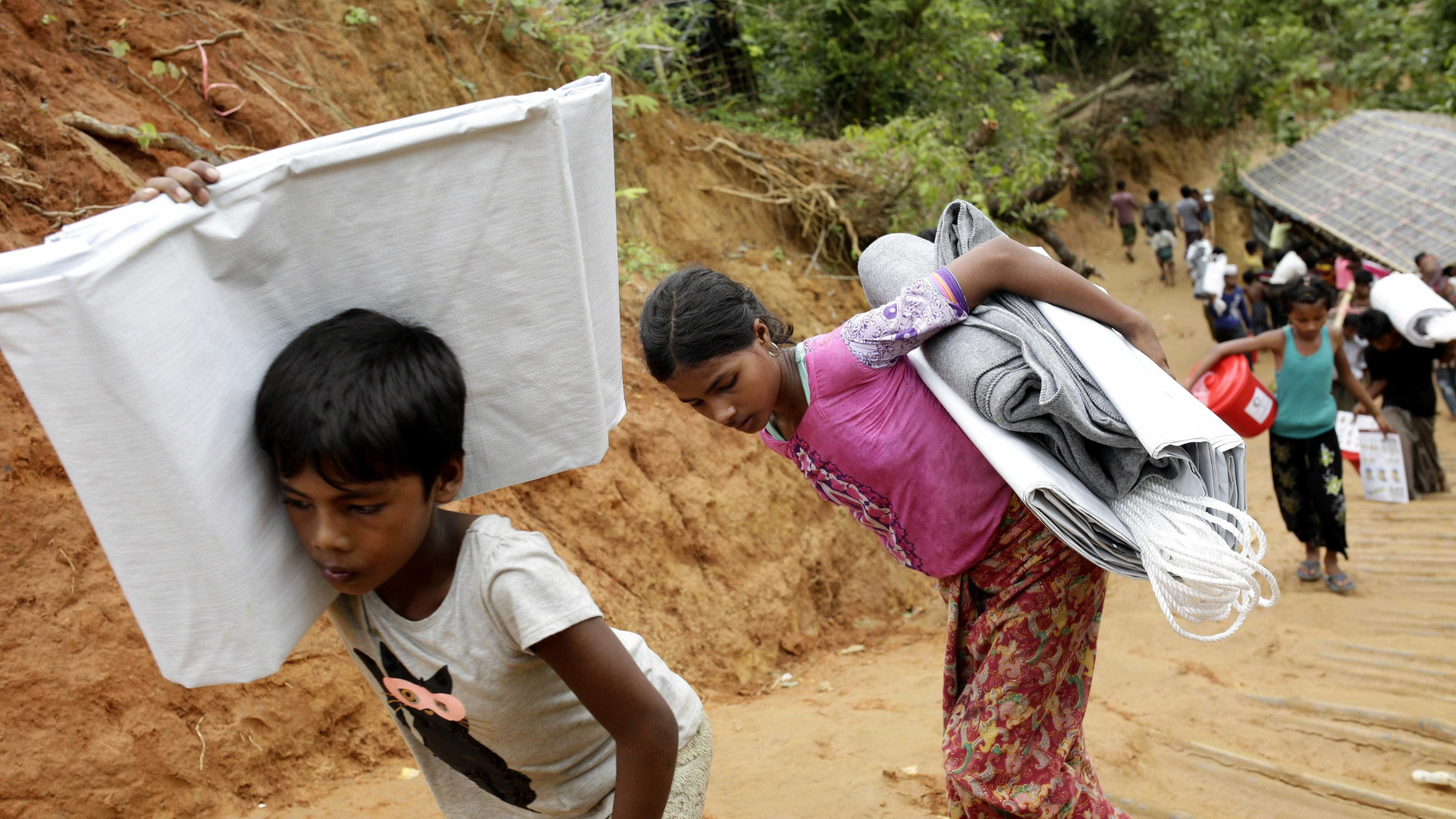 Exército birmanês matou centenas de rohingyas