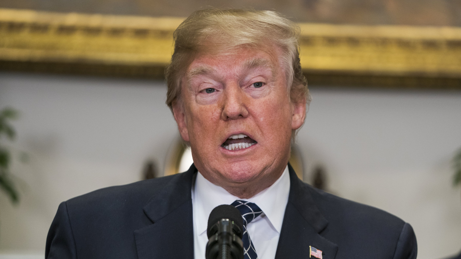 Trump prescinde de sanções e mantém vigência do acordo nuclear com o Irão