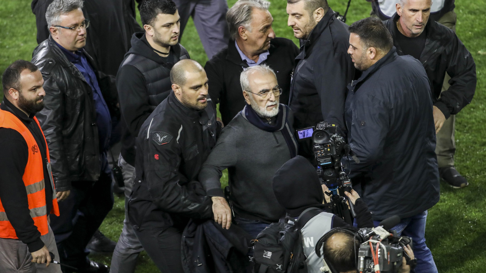 Presidente do PAOK pede desculpa por ter entrado armado em campo
