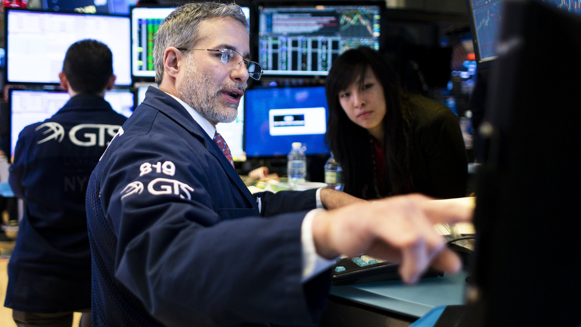 Wall Street inicia sessão em baixa com foco nos juros da dívida