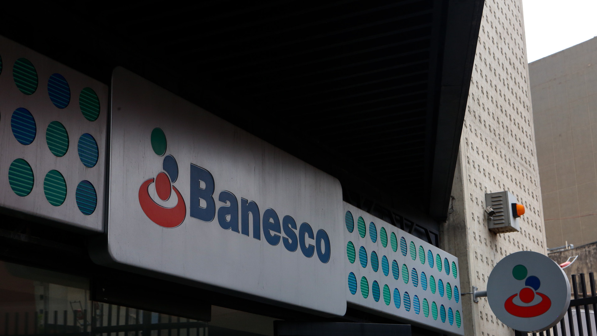 Governo venezuelano prolonga intervenção administrativa no banco Banesco