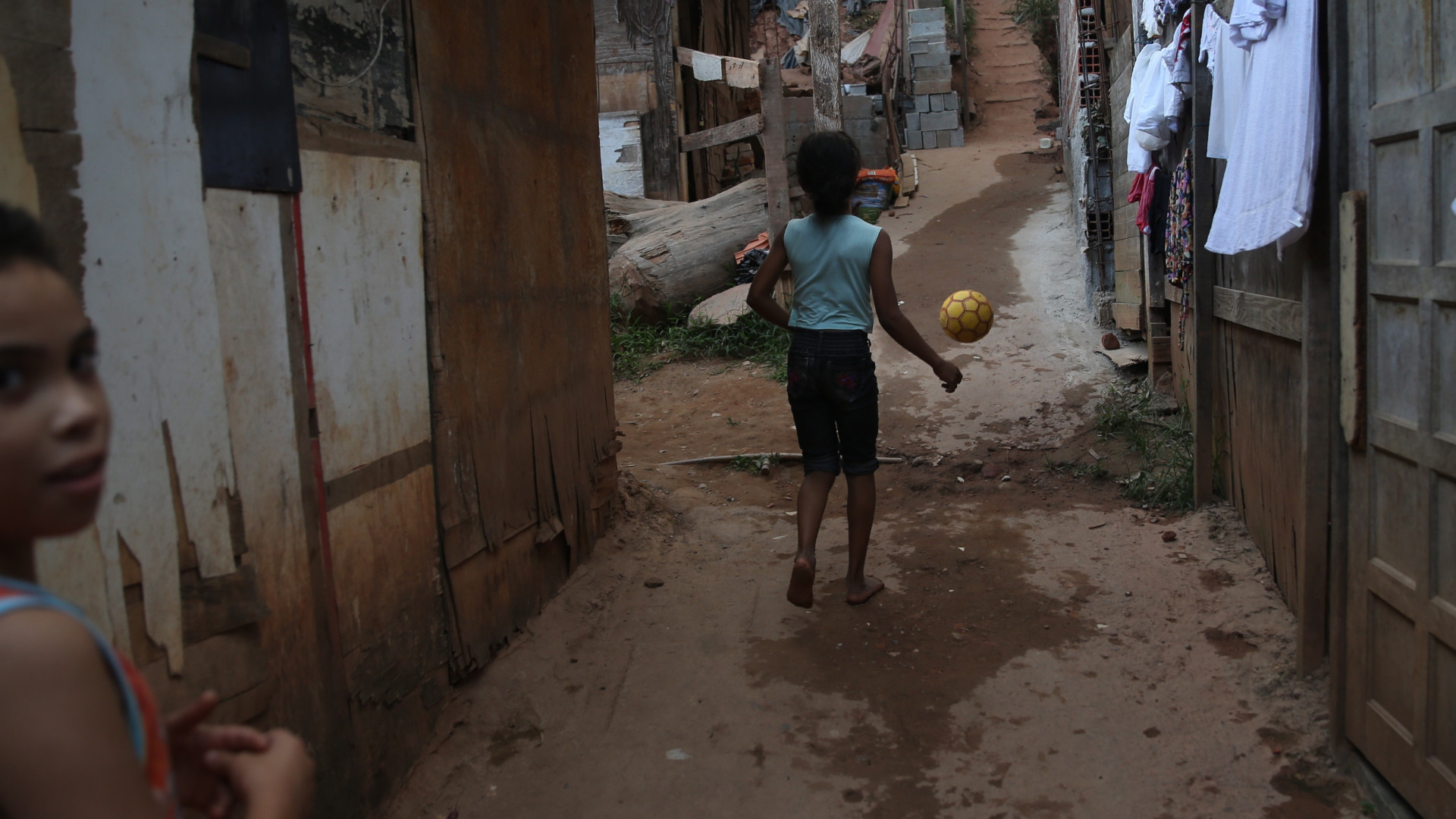 Seis em cada 10 crianças e adolescentes brasileiros vivem na pobreza