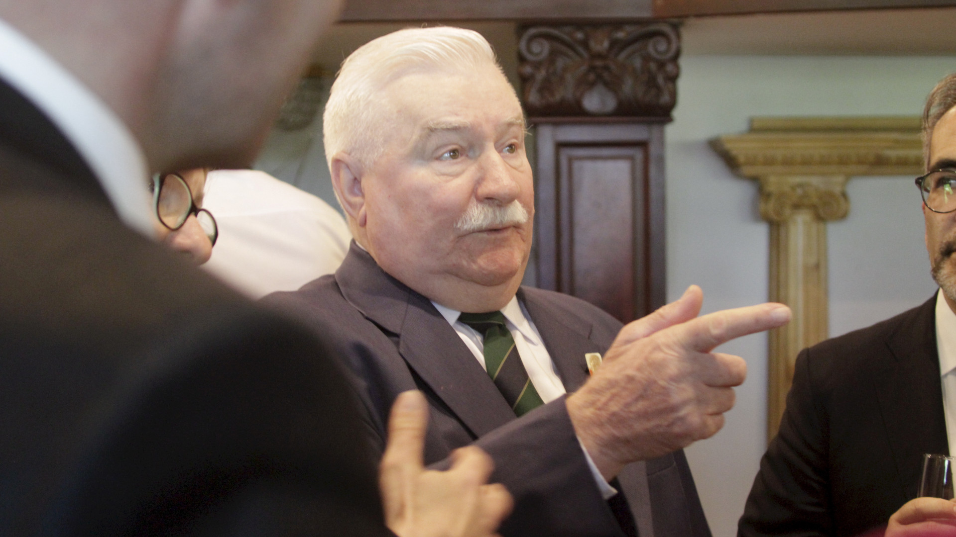 Walesa entre signatários de apelo para defender Estado de direito