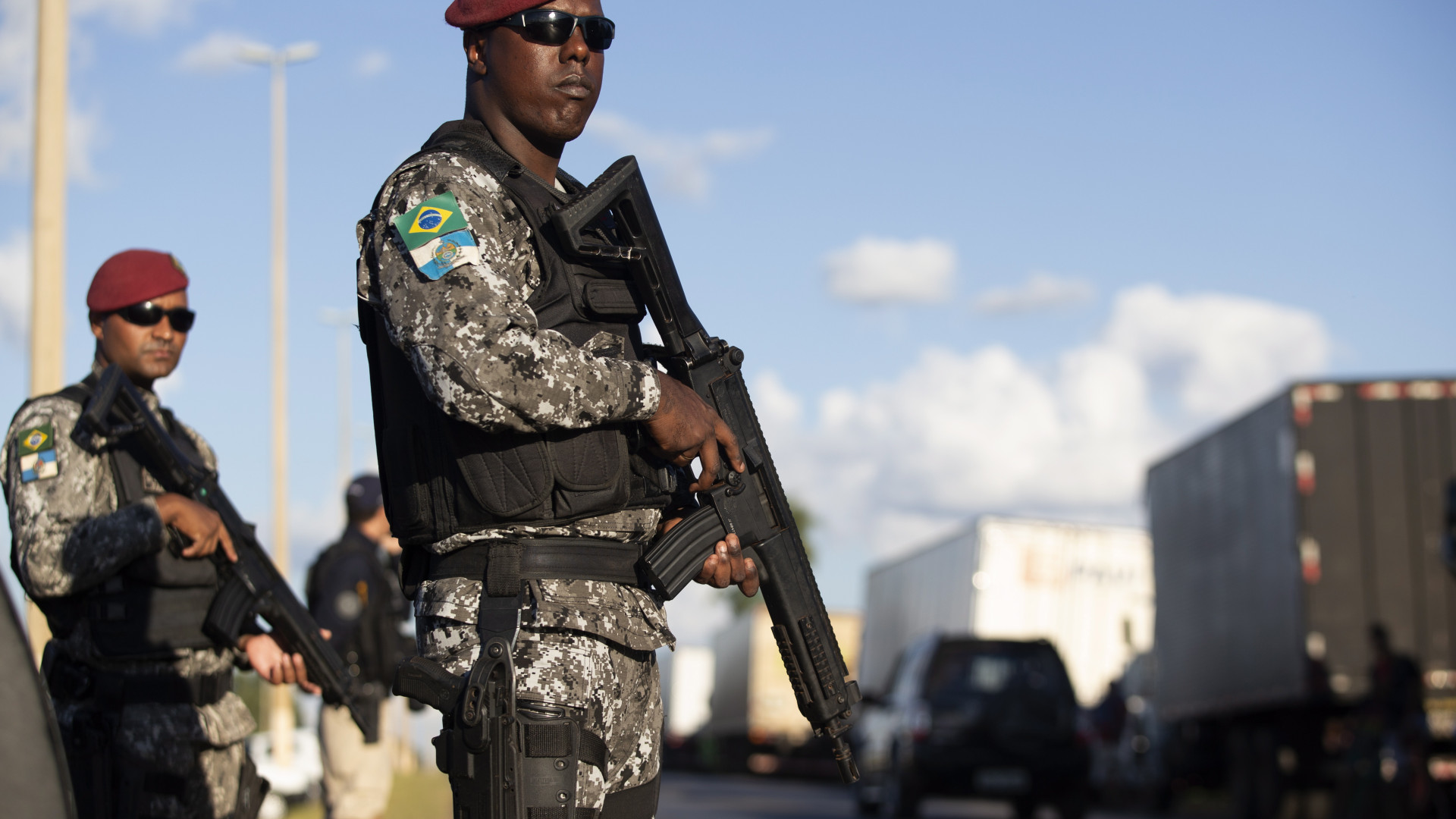 Mais de 4 mil militares participam em operação em favelas do Rio