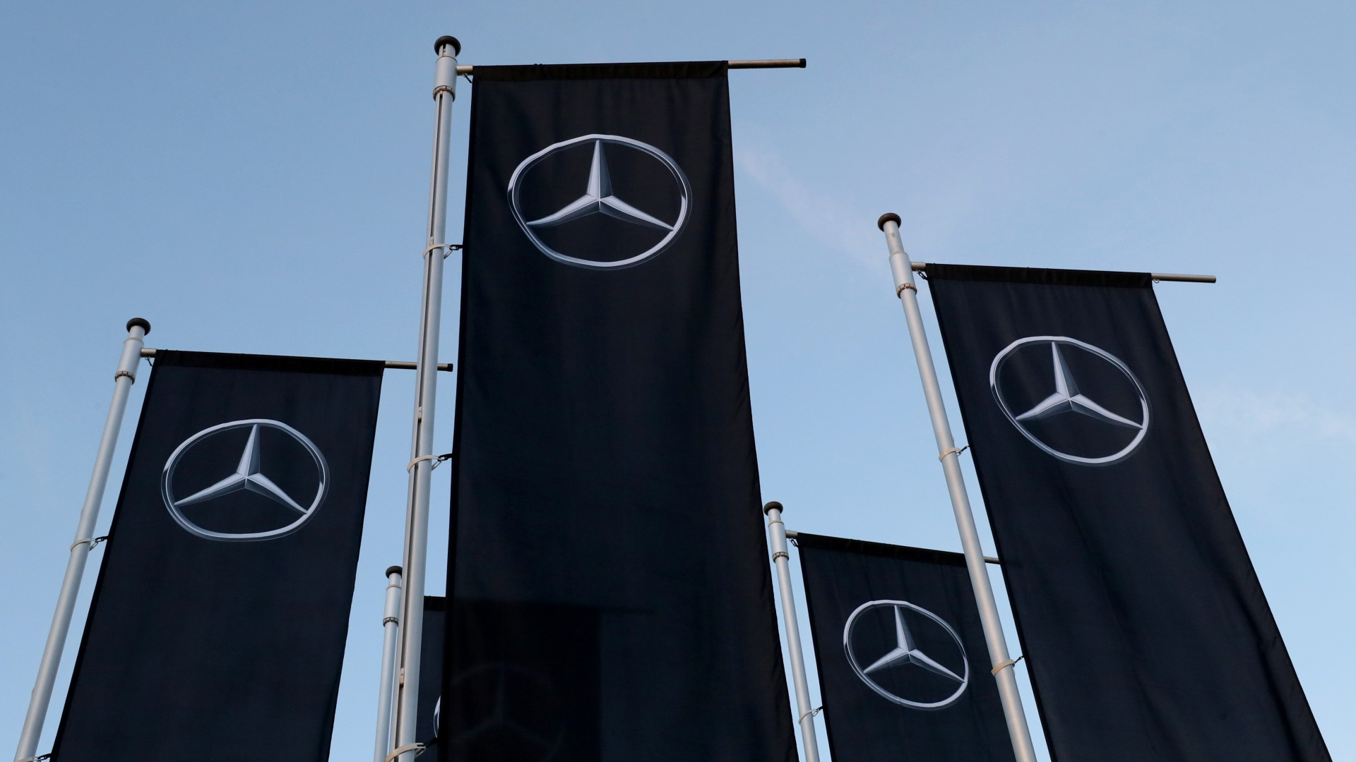 Daimler chama às oficinas 700.000 carros