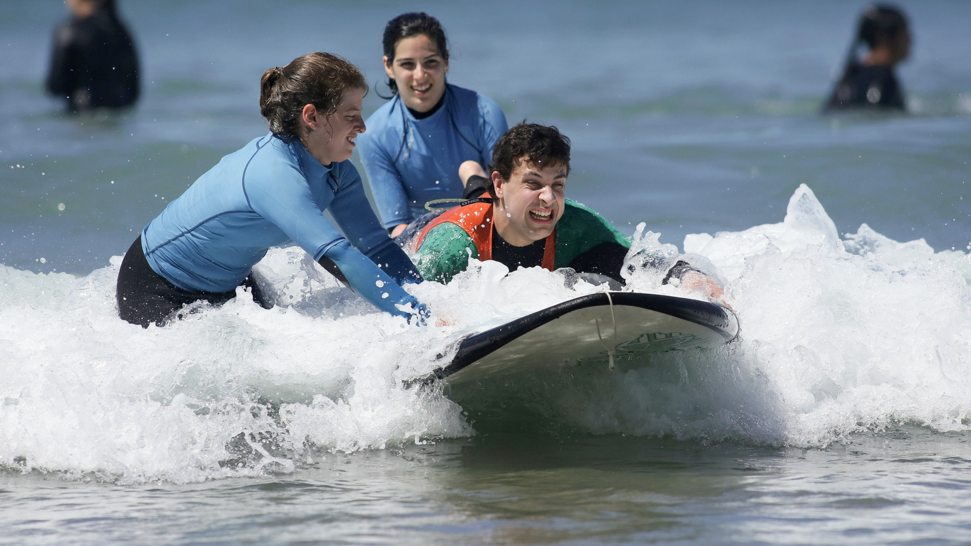 Alunos com insucesso escolar ensinam surf a portadores de deficiência