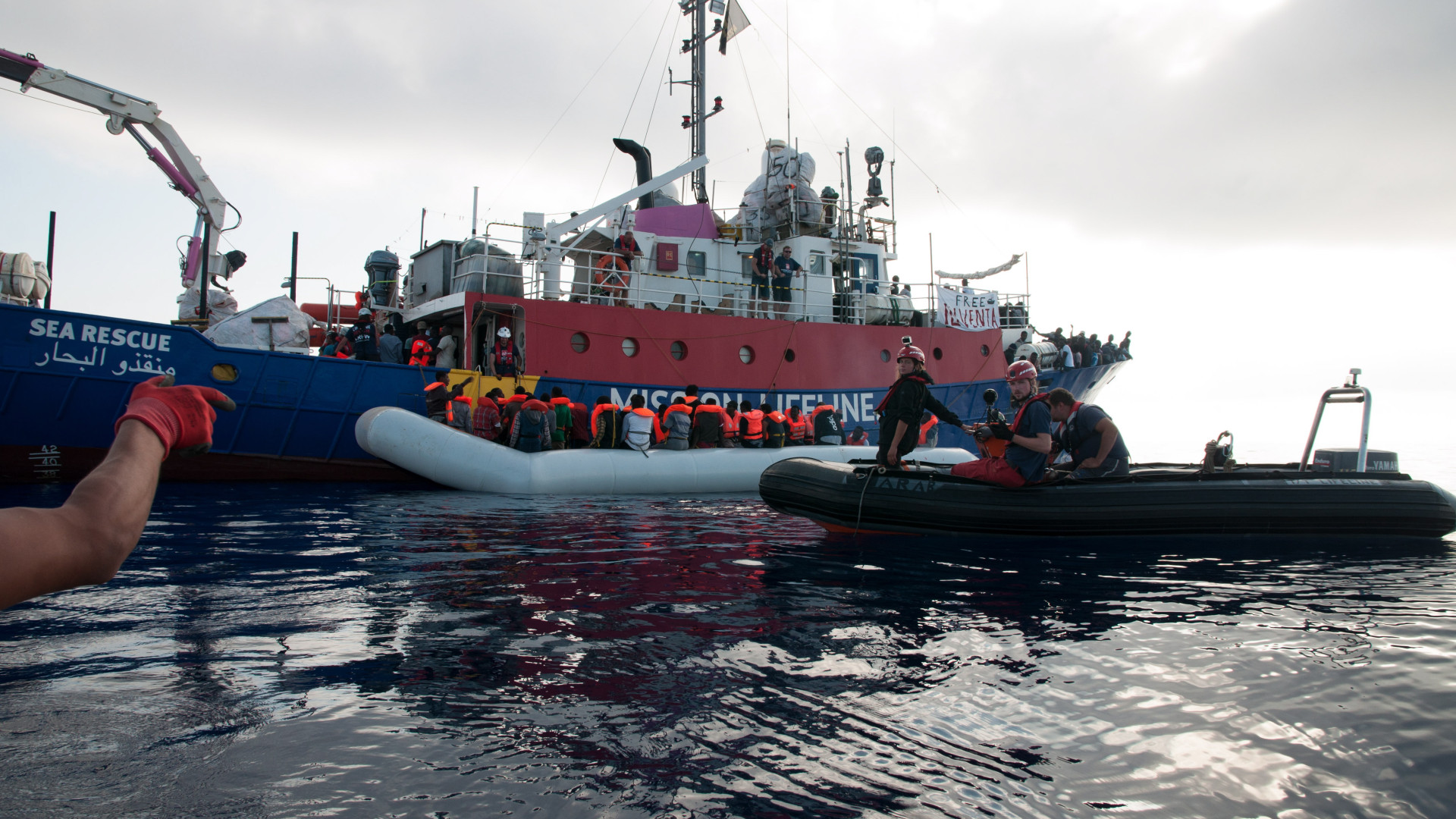Navio Lifeline continua à espera de autorização para atracar na Europa