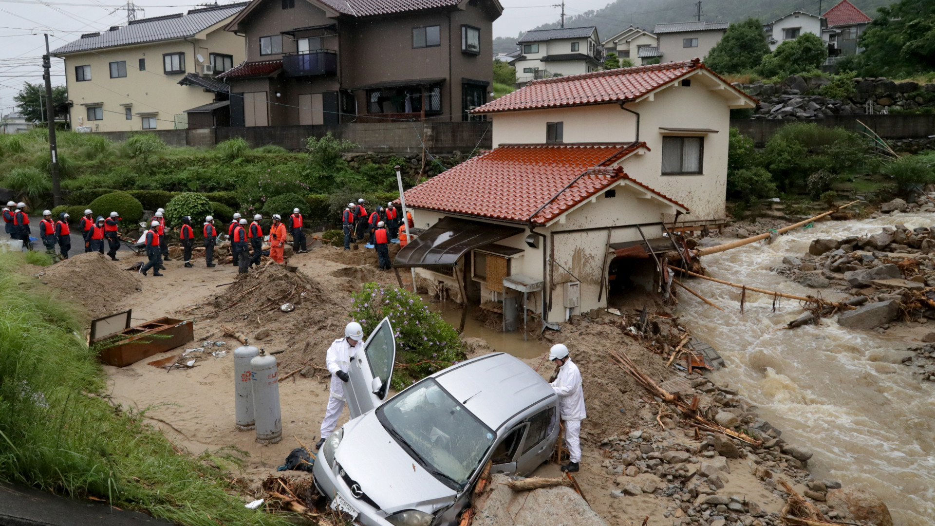 Cerca de 18 mil voluntários para limpeza e reconstrução no Japão