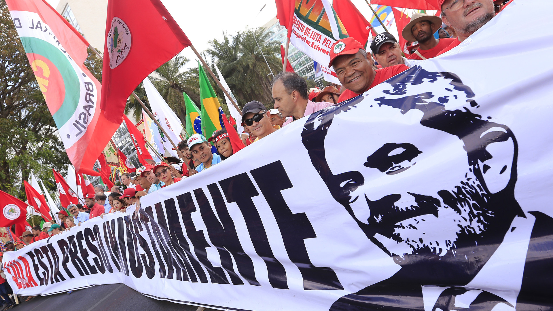 PT formaliza candidatura de Lula da Silva às presidenciais do Brasil