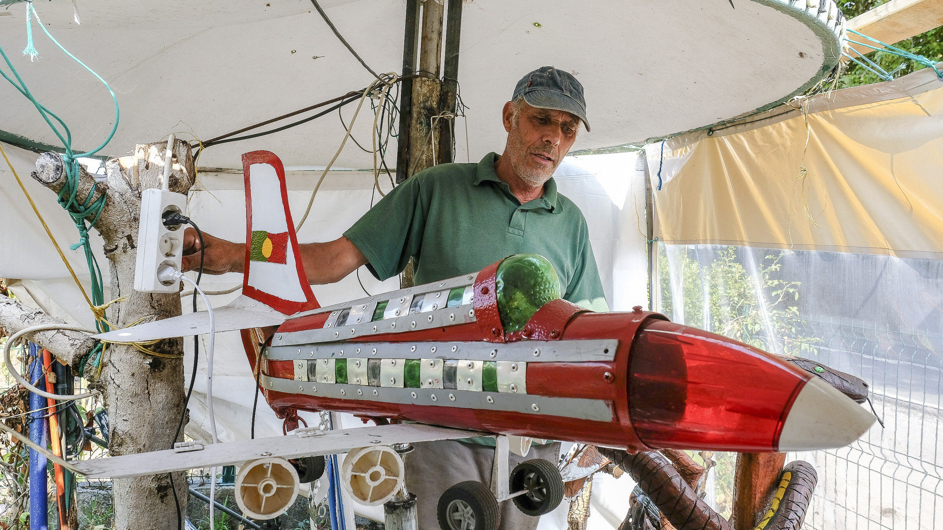 Ex-pescador de Viana transforma lixo em obras de arte