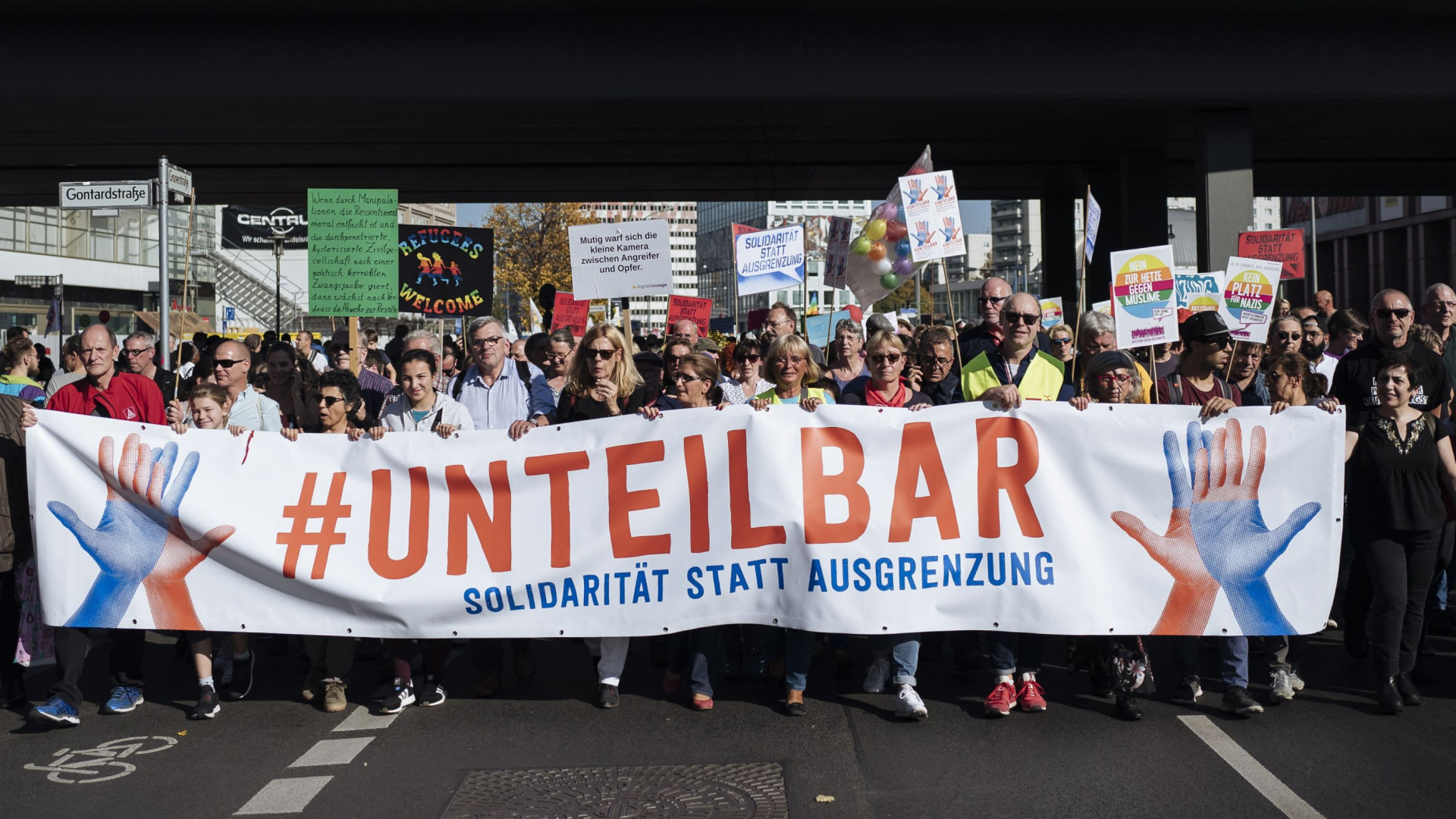 Milhares juntam-se no centro de Berlim contra o racismo e xenofobia