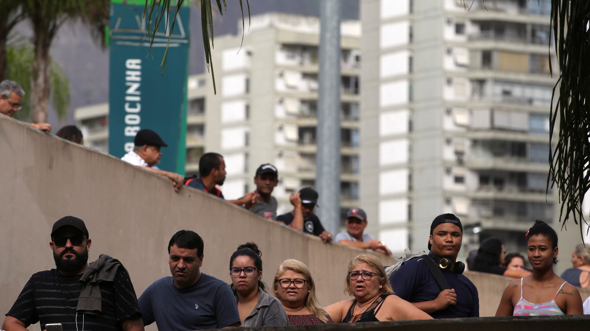 Taxa de desemprego no Brasil cai para 11,7% com contratações