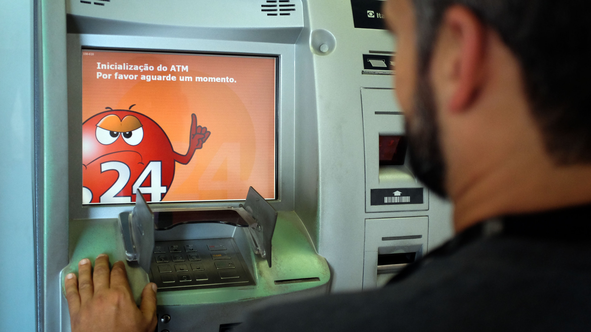 Moçambique tenta viver sem cartões bancários mas negócios ressentem-se
