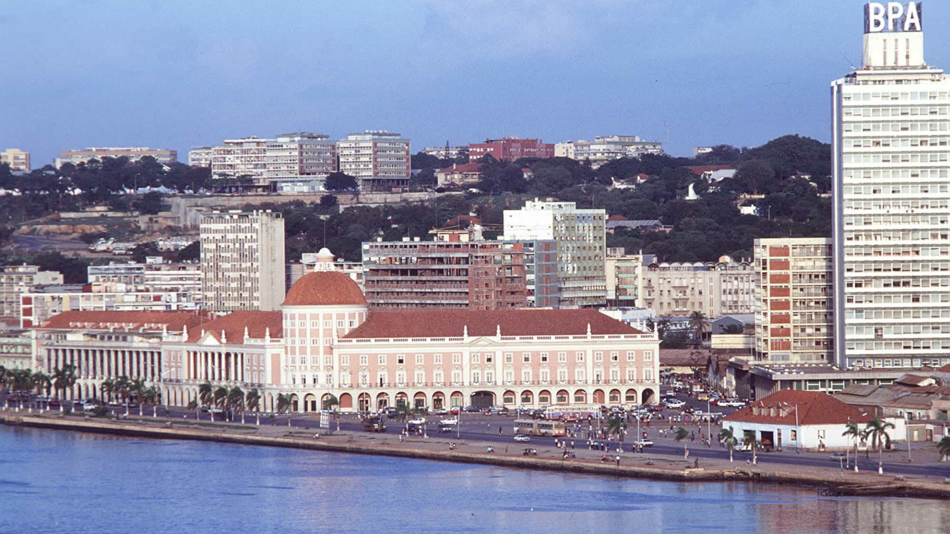 Angola sai da recessão mas pode cair na armadilha da dívida alta