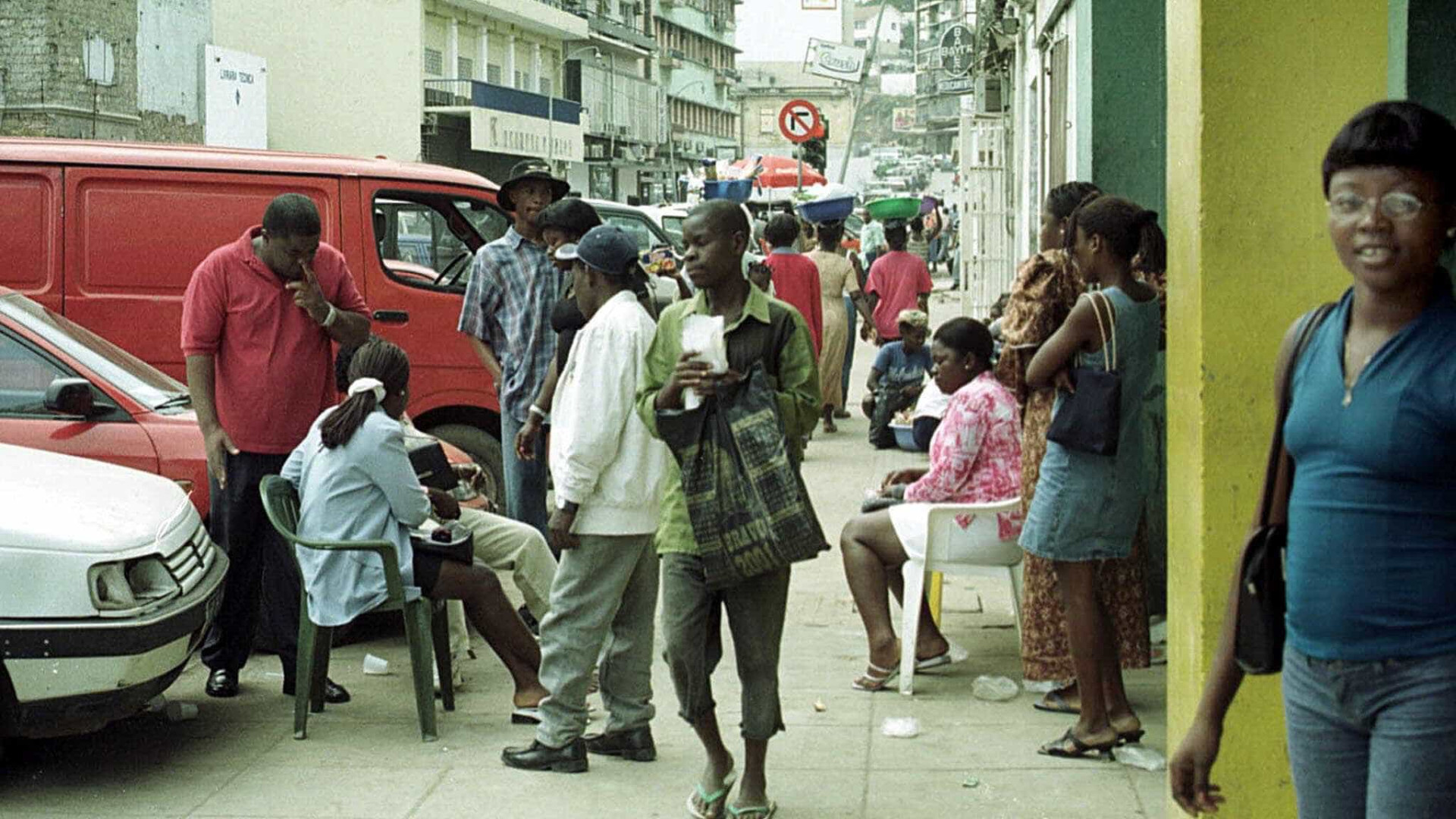 Preço do dólar nas ruas de Luanda entra na sexta semana sem alterações