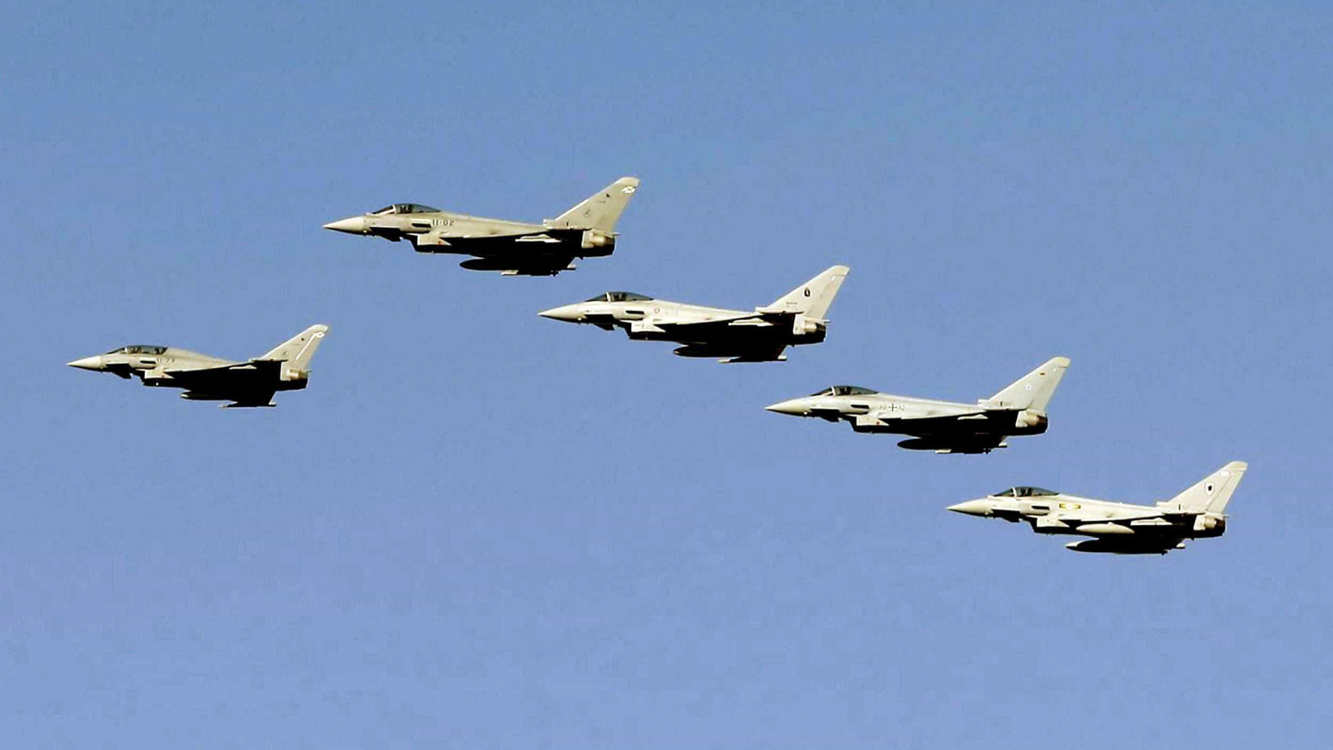 Avião militar despenha-se após comemorações do dia nacional de Espanha