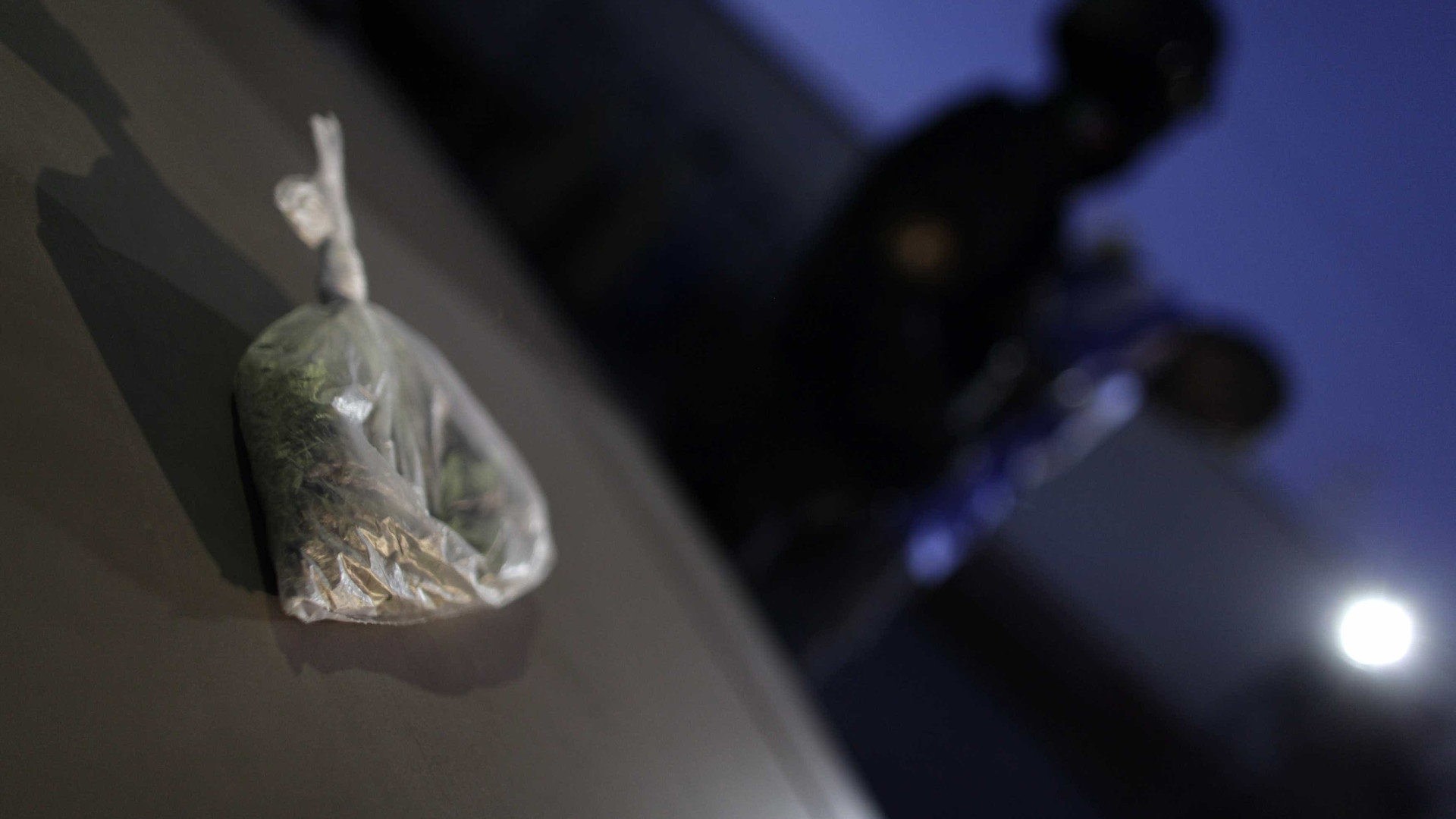 Entrega de marijuana feita ao carro errado acaba com traficante detido