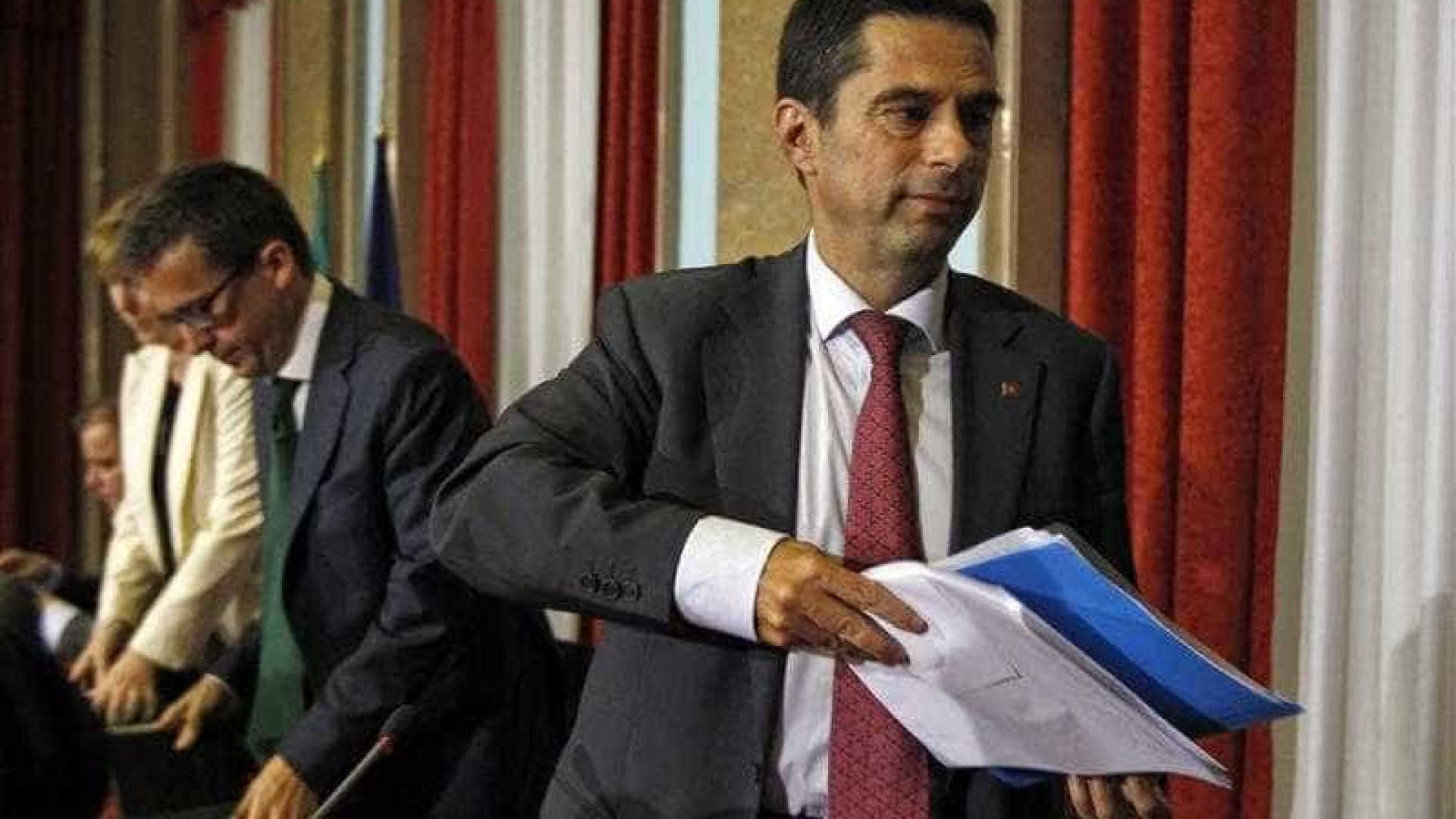 Cortes nas despesas com pensões e salários devem voltar já em 2014