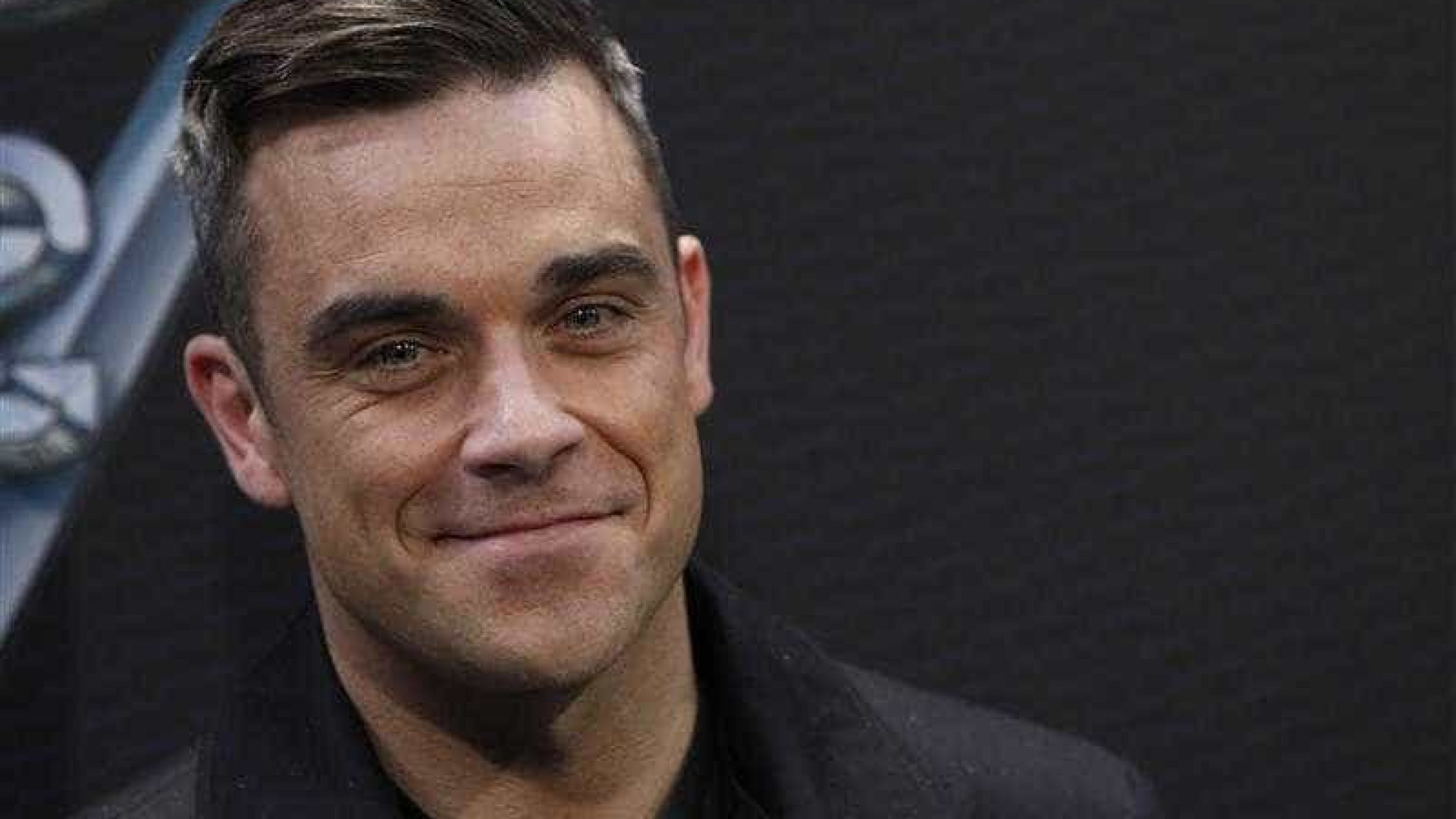 Robbie Williams explica gesto obsceno na abertura do Mundial