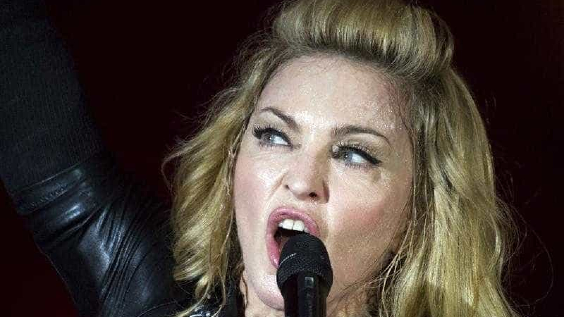 Madonna sobe ao palco com cuecas muito reveladoras